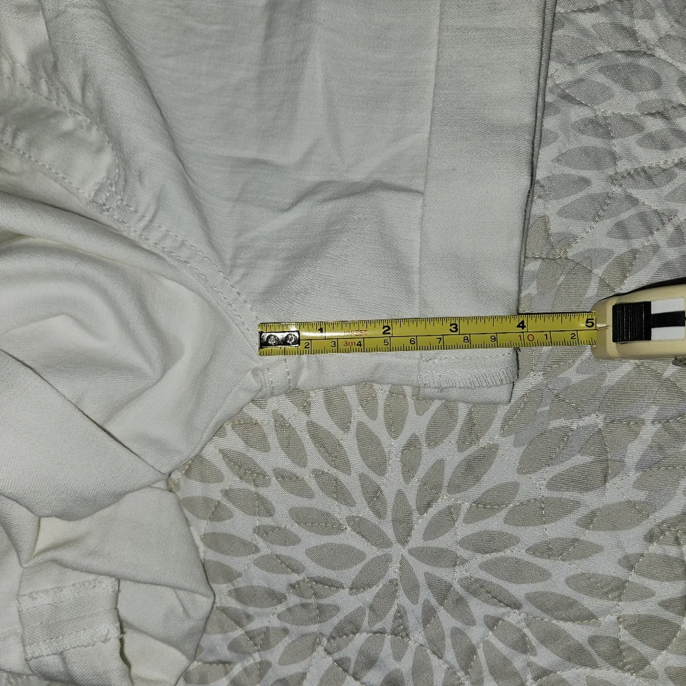 White shorts with cuff **see pics for measurements** - Picture 5 of 5
